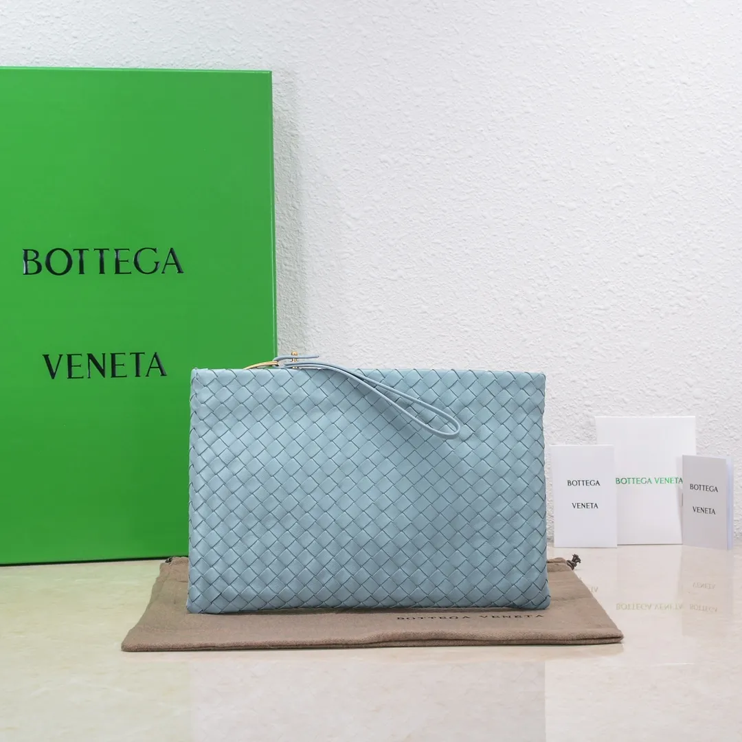 Bv 2022 new woven sheepskin handbag with woven fabric lining. This handbag continues the previous iconic weaving process. The leather is fine and genuine and feels very soft, and the overall shape is excellent. There are multiple card slots inside to store artifacts in an orderly manner. It looks casual, but it is the finishing touch to your whole body. Best choice for gifts or personal use. Size: 30cm, model: 80-2#